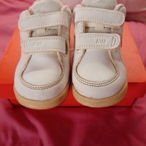 Nike girls' athletic shoes used No 23.5 white and pink
