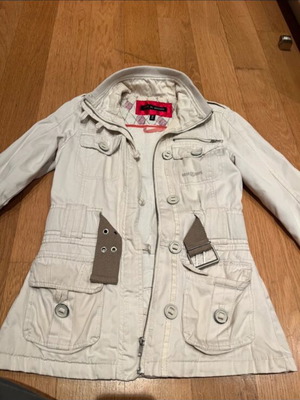 Μπουφάν Bershka μεταχειρισμένο, μέγεθος M, άσπρο