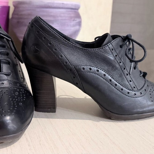 Tamaris leather oxford shoes like new, black size 39 with heel