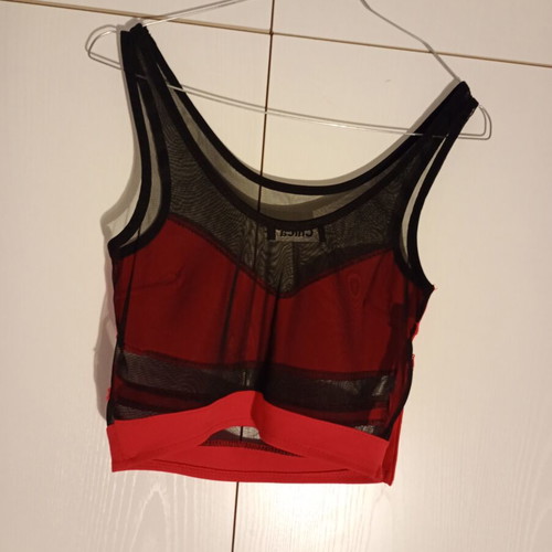 Medium top with side zipper new, black and red