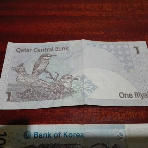 Paper money used, pack of 2 from South Korea and UAE