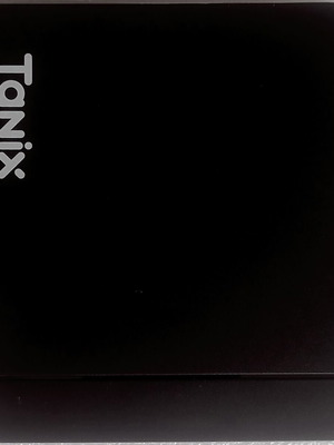 Tanix W2 TV Box нов с 2GB RAM и 16GB ROM Android TV