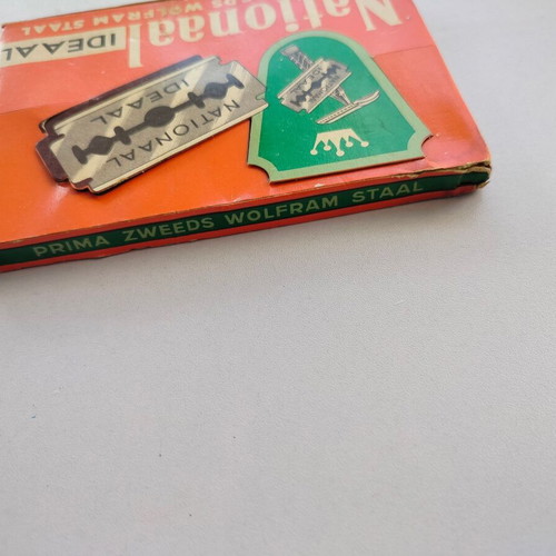 Box with 10 used sealed NATIONAAL IDEAAL razor blade packs