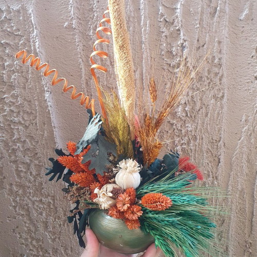 Vase with flowers used, in good condition
