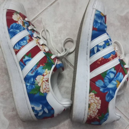 Sports shoes