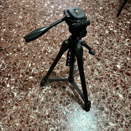 Canon DSLR 250D camera like new with tripod, case and micro SD cards