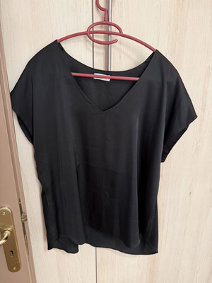 T-shirt black like new, one size fits XL comfortably