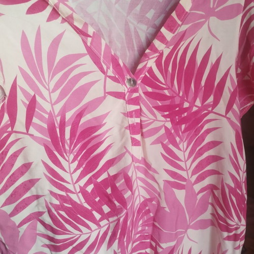 Shirt like new, pink fuchsia shades, size M
