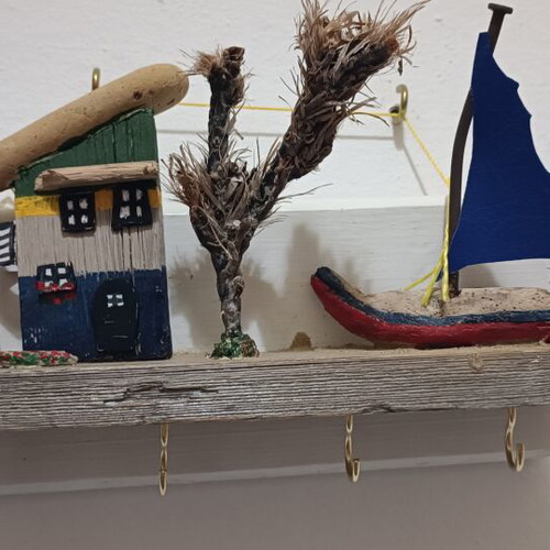 Handmade wall key holder with wood and sea materials