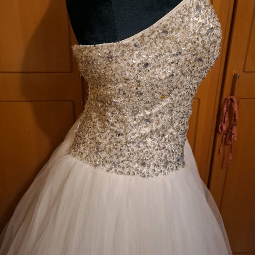 Romantic Wedding Dress Size S-M White Like New with Veil and Storage Case