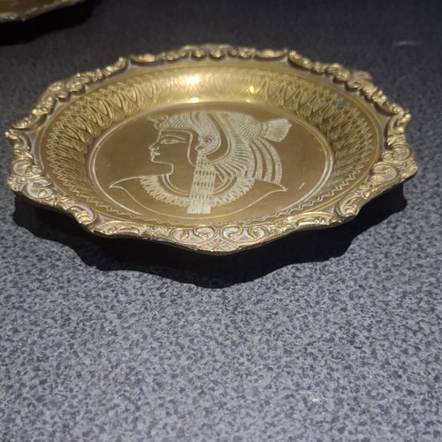 Vintage brass decorative plates set of 2 Egyptian profiles 18cm like new