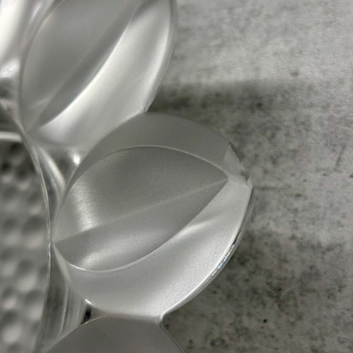Crystal plate with petals used decorative flower design