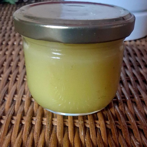 Natural beeswax cerate with propolis and essential oils