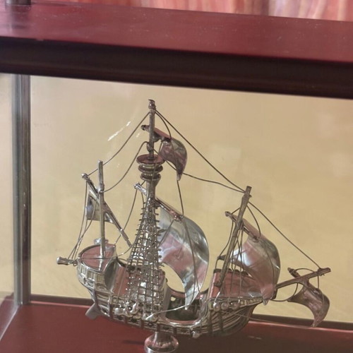 Decorative ship like new with removable screws and cleanable glass