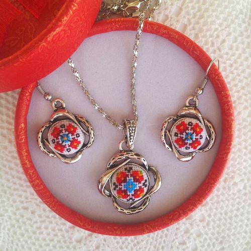 Jewelry set with handmade colorful embroidery, new