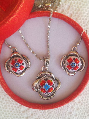 Jewelry set with handmade colorful embroidery, new