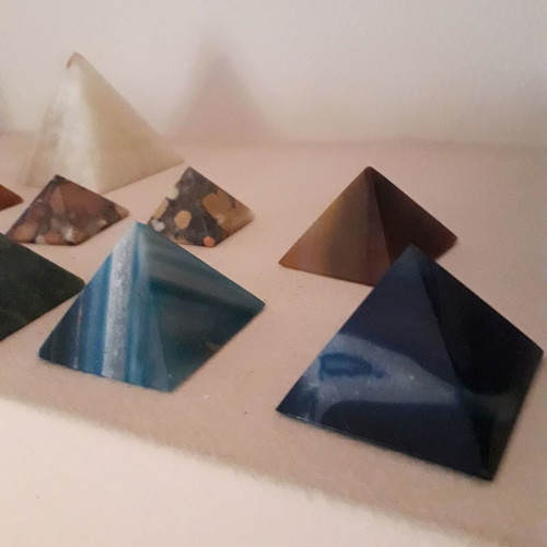 Pyramids new, collection of 14 pieces made of various stones