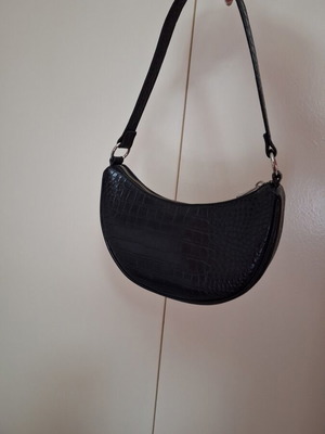Black shoulder bag like new with crocodile pattern from Pull & Bear