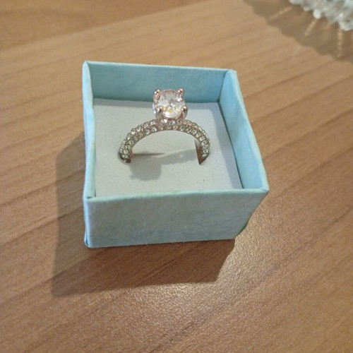 Ring like new, shiny, solitaire look, white color