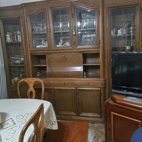 Oak wood unit with dining table and central bar