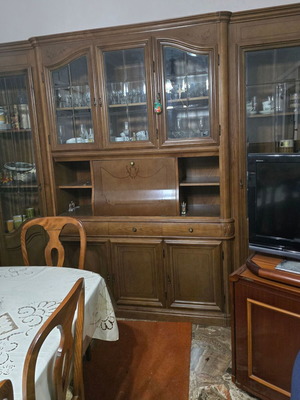 Oak wood unit with dining table and central bar