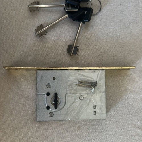 CISA lock used with 5 double-bit keys for door