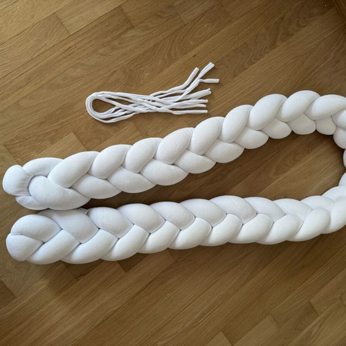 Sparrow braided crib bumper like new, white velour