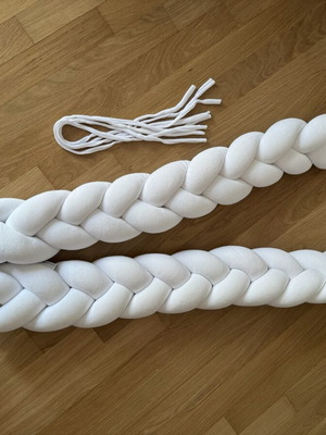Sparrow braided crib bumper like new, white velour