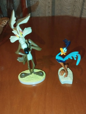 Disney Coyote & Roadrunner figures like new, sold together