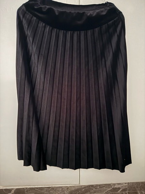 Velvet pleated skirt black like new, size 38/M