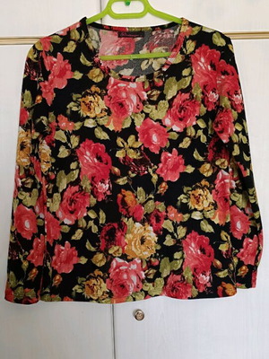 Floral blouse like new, size M, multicolored