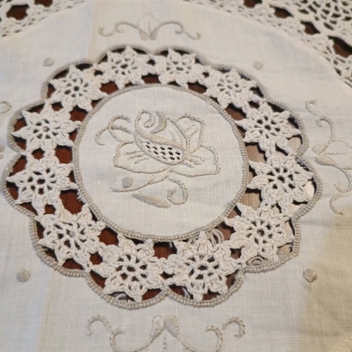 Handmade tablecloth diameter 165 cm like new, beige