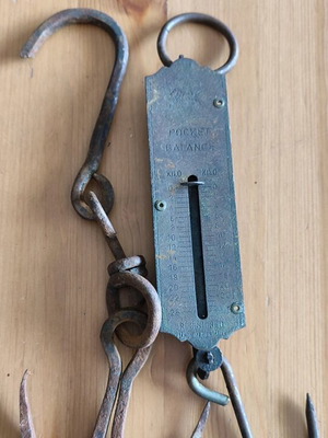Винтидж метална ръчна везна с двойна кука употребявана