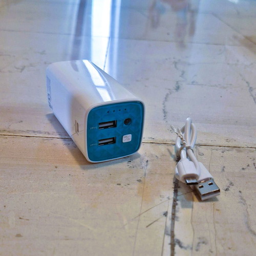 Power Bank TP-Link 10,400mAh white/blue like new with flashlight