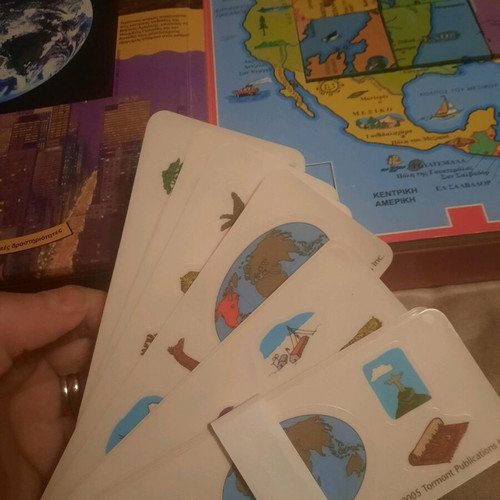 O Kosmos Se Kyvous puzzle-book used with activities