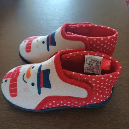 Winter indoor slippers size 25 like new, nonslip, white and red