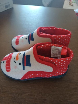 Winter indoor slippers size 25 like new, nonslip, white and red