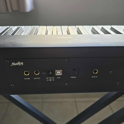 Moukey MEP-120 electric piano like new with 88 weighted keys and accessories