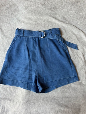 Guess high-waisted denim shorts new, blue with belt
