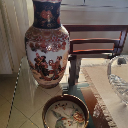 Chinese vase 30cm with ashtray, broken rim