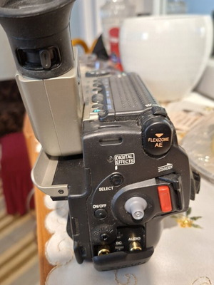 Canon UC4000 8mm βιντεοκάμερα μεταχειρισμένη με φορτιστή και καλώδιο εικόνας