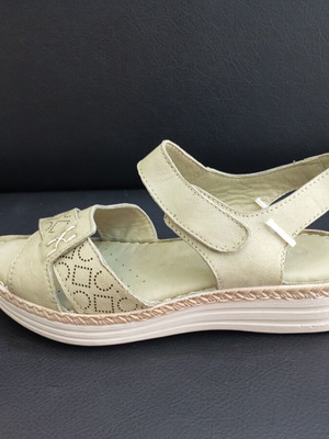 Leather platform sandals size 37, pistachio color