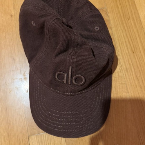 Alo Yoga hat like new, dark chocolate brown