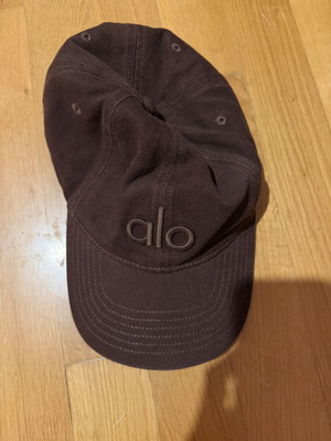 Alo Yoga hat like new, dark chocolate brown