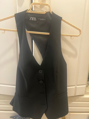 Zara vest with back opening new, black