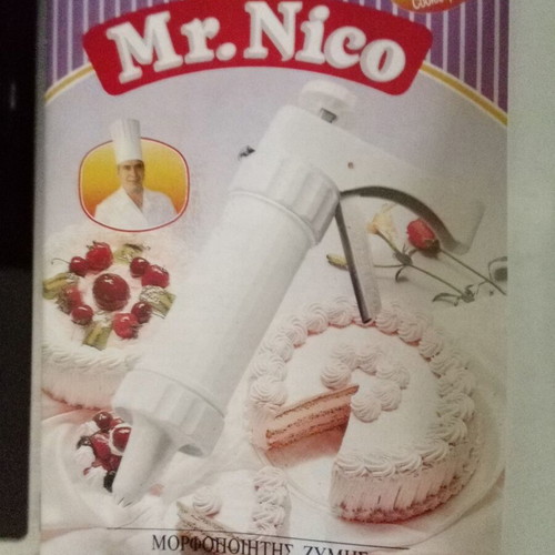 Dough former like new for pasta with accessories and instructions