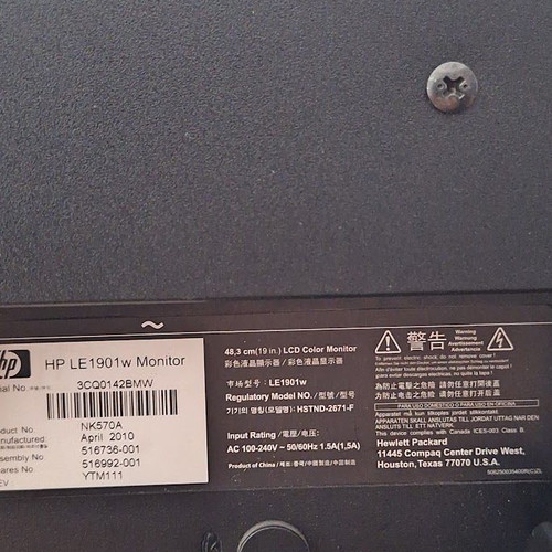 HP LE1901w 19" LCD Monitor like new with cables