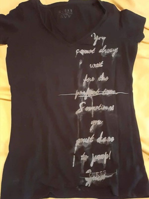 Guess black women's mako t-shirt with V-neck like new