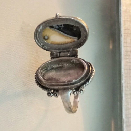 Silver 925 ring used with secret compartment and enamel