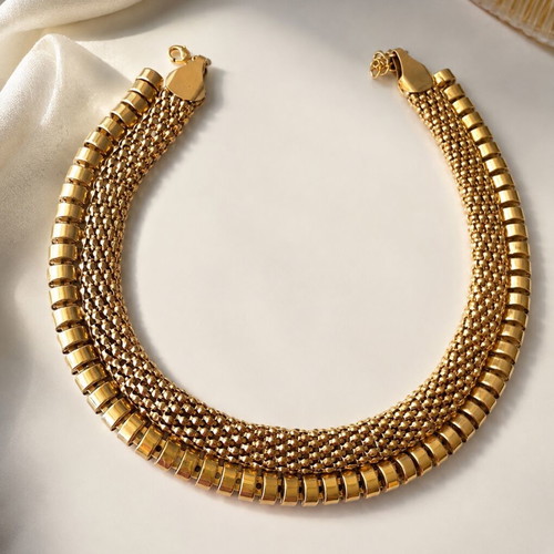 Statement necklace in gold tone like new
